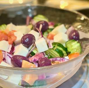 Salada Grega (autêntica) e temperada, com vegetais, veja