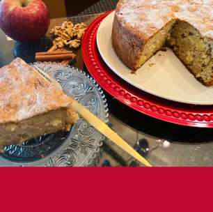 Bolo de maçã, canela e nozes: com pedaços e casca da fruta