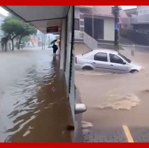 Chuva intensa alaga ruas e causa estragos em Joinville e outras cidades de Santa Catarina