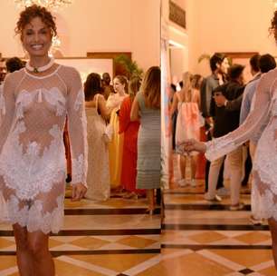 Camila Pitanga chama atenção com look transparente em evento no Copacabana Palace