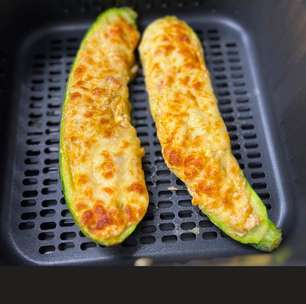 Abobrinha recheada com queijo e gratinada na Airfryer, fácil