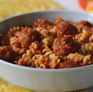 Macarrão parafuso com almôndegas de calabresa: faça em casa