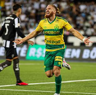 Após Bahia formalizar proposta por Isidro Pitta, Vitória entra na disputa pelo jogador