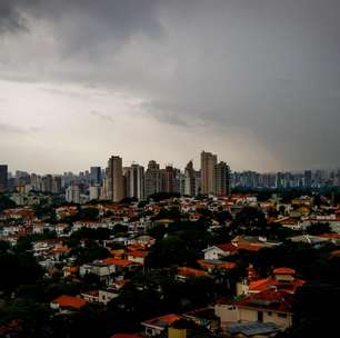 Grande São Paulo tem 66,3 mil residências sem energia e alerta para chuvas intensas