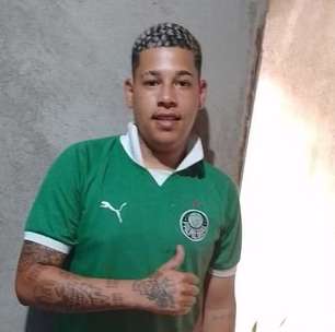 Jovem morto em frente à mãe gravou funk e jogou bola no lixão da favela