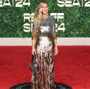 Sarah Jessica Parker brilha no tapete vermelho com item da personagem Carrie