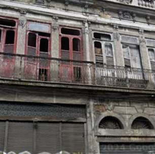 Cães são vistos em casarão mal conservado no Centro do Rio