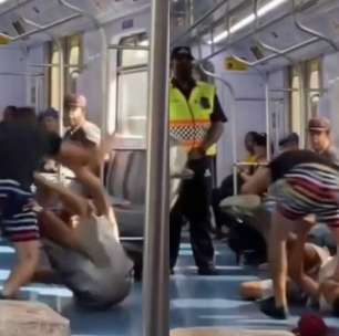 Passageiros brigam dentro de trem em SP, e seguranças da CPTM apenas observam; vídeo