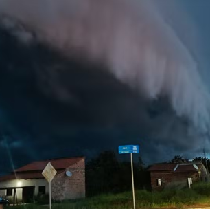 Nuvem gigante atrai atenção de moradores no interior do Tocantins