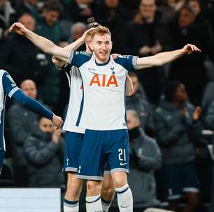 Com falhas graves e gol olímpico, Tottenham elimina United na Copa da Liga