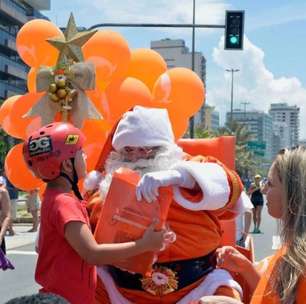 Papai Noel Laranja leva conscientização sobre o câncer de pele à Praia de Ipanema