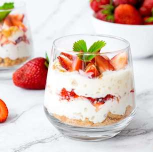Torta gelada de morango: sirva o doce lindo e saboroso