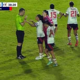 VÍDEO: Jogadora do River Plate comete ato racista e time do Grêmio abandona jogo