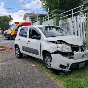 Acidente entre dois carros deixa mulher ferida em cruzamento no Capão Raso em Curitiba