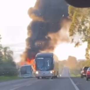 Ônibus da Expresso São Pedro pega fogo na BR 287 entre Santa Maria e São Pedro do Sul