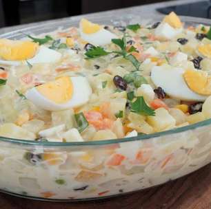 Aprenda a fazer uma salada de maionese que não fica aguada para seu almoço de natal