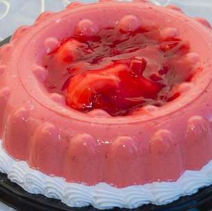 Flan de iogurte com frutas vermelhas para encantar no final de ano