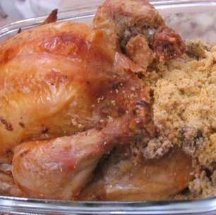 Receita de frango assado recheado igual de padaria para servir na sua ceia de natal