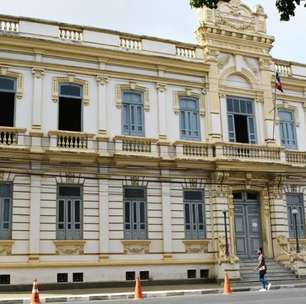 No apagar das luzes, prefeito Colbert Martins insiste em licitar publicidade em Feira de Santana