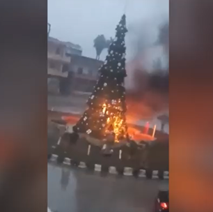 Síria: manifestantes cristãos fazem protesto após queima de árvore de Natal