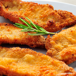 Filé de frango à milanesa sem fritar: crocante e sequinho