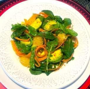 Salada refrescante de rúcula com cenoura, laranja e abacate