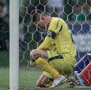 Tadeu falhou? Torcedores criticam goleiro após derrota do Goiás na estreia do Goianão