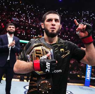 Makhachev faz piada sobre possível luta com Poatan e revela exigência para subir de divisão no UFC