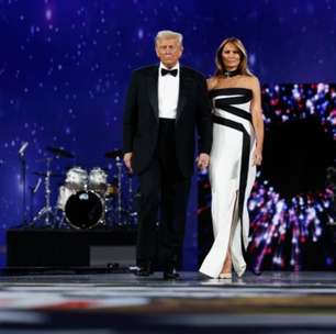 Melania Trump elege vestido com tiras e fenda para baile pós-posse de Donald Trump