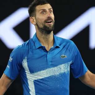 Djokovic sofre lesão, mas vira jogão contra Alcaraz na Austrália e segue em busca do sonho