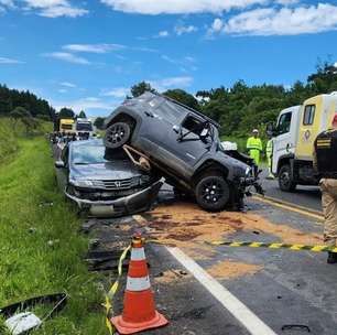 Motorista morre após forçar ultrapassagem, colidir com caminhão e parar em cima de veículo no Contorno Norte