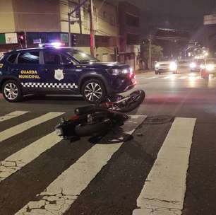 Adolescente que pilotava moto fica gravemente ferido ao furar sinal vermelho e bater contra carro no PR