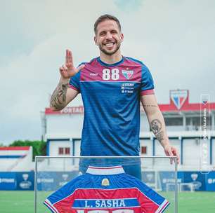 Volante Lucas Sasha celebra a marca de 100 jogos pelo Fortaleza