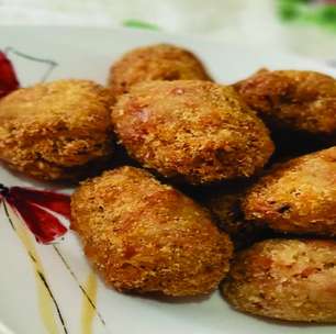 Bolinho de pobre com arroz amanhecido e recheio de linguiça, fácil de fazer e crocante!