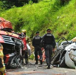 Acidente envolvendo caminhão dos Bombeiros e carro de passeio deixa cinco vítimas fatais