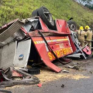 Colisão entre viatura dos bombeiros e Corolla deixa cinco mortos na Rota do Sol