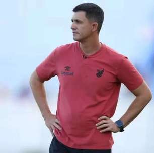 Após vitória do Athletico, Barbieri avalia desempenho do elenco: 'satisfatório'