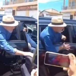 Lula prende dedos da mão em porta de carro enquanto cumprimentava apoiadores na Bahia; vídeo