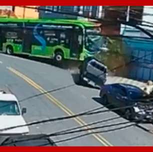 Ônibus desgovernado atinge carro e derruba árvore em São Paulo