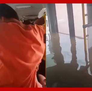 Ônibus é invadido por água de enchente, e passageiros ficam ilhados em Guarulhos (SP)