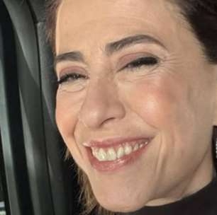 Reconhecida! Fernanda Torres é tietada na saída de estúdio em Nova York; vídeo