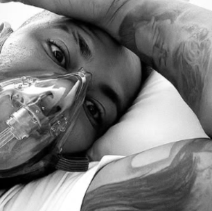 Após três jogos no Santos, Neymar aparece com inalador nas redes sociais
