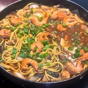 Yakisoba misto: terra e mar em um único prato oriental