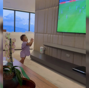 Filha de Neymar, Mavie, de 1 ano, comemora gol olímpico marcado pelo pai pelo Santos