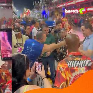 Prefeito de Vitória é agredido durante desfile e cai no chão