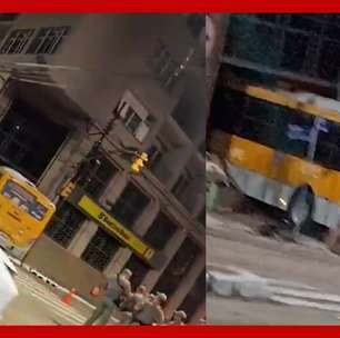 Ônibus invade agência bancária após ser atingido por carro em Porto Alegre (RS)