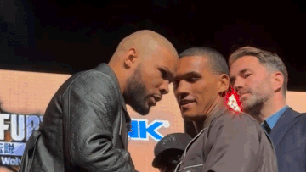 Boxeador quebra ovo no rosto de adversário durante encarada na Inglaterra