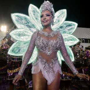 Rainha de bateria da Rosas de Ouro desfila com fantasia tecnológica que exala cheiro