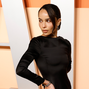 Zoë Kravitz deixa bumbum à mostra na after party do Oscar; veja fotos