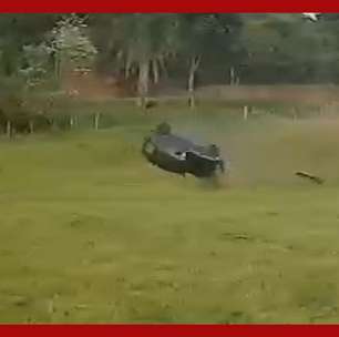 Carro sai da pista e capota no ar ao 'voar' em acidente em Santa Catarina